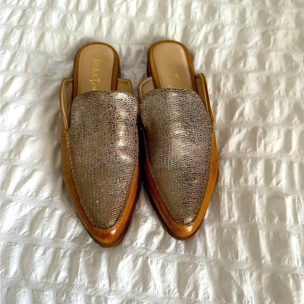 Diba True - Art
Easel Slide -
Luggage Gold